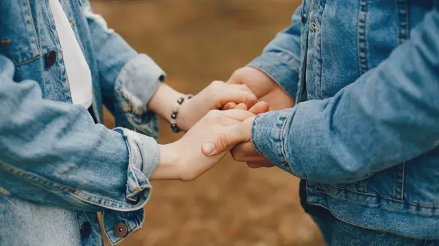 ilustarsi berpegangan tangan