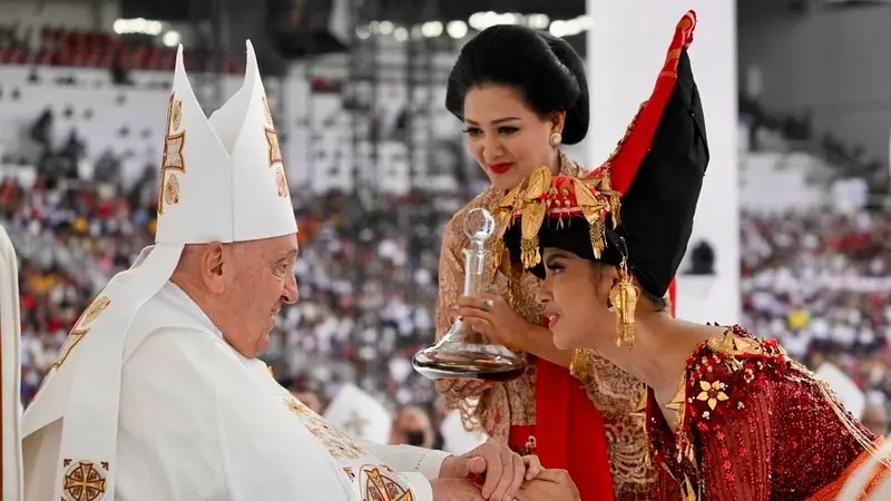 Lyodra bersalaman dan mendapat berkat dari Paus Fransiskus saat misa akbar di GBK (Foto: Instagram Lyodra)