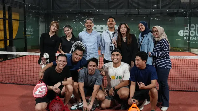 Davina Karamoy, Irsyadillah, dan kawan-kawan berolahraga padel bareng penggemar di Kedoya Jakarta Barat, Senin (7/7/2025). Momen akrab dan hangat. (Foto: Dok. Istimewa)