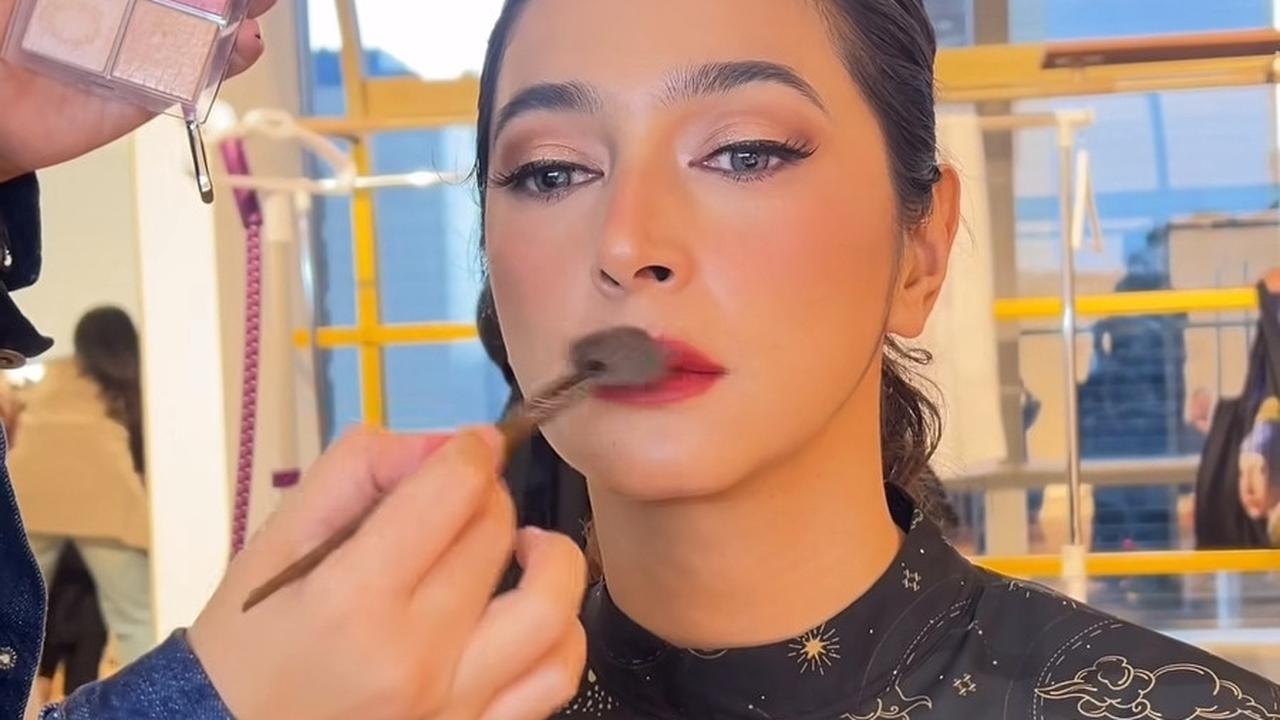 Di balik keelokan Nabila, terungkap fakta menarik melalui Instagram story MUA Nooi Beauty, yang hanya membutuhkan 10 menit untuk meriasnya.