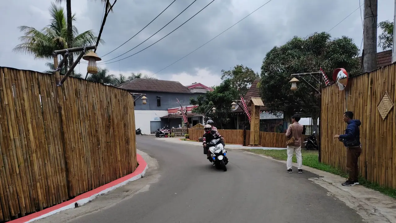 Warga Desa Sukajaya di Jawa Barat (Jabar) gotong royong menyulap sekitar 200 meter jalan di depan Kantor Desa jadi destinasi wisata budaya dadakan.