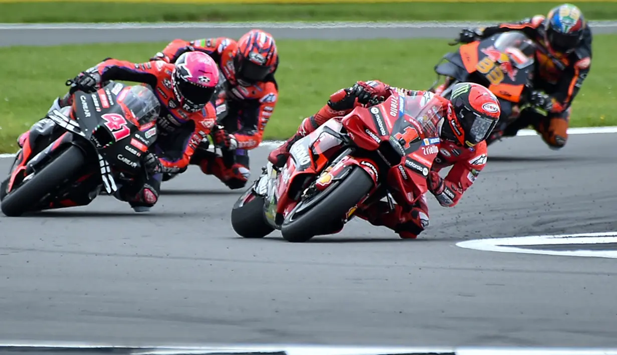 Aleix Espargaro finis di depan pembalap Ducati Lenovo Francesco Bagnaia yang menempati posisi kedua dengan waktu 40 menit 40.367 detik. (AP Photo/Rui Vieira)