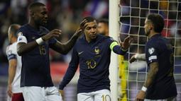 Selebrasi striker Timnas Prancis, Kylian Mbappe dkk setelah unggul 1-0 berkat gol bunuh diri bek Timnas Gibraltar, Ethan Santos pada laga lanjutan Grup B Kualifikasi Euro 2024 di Allianz Riviera Stadium, Nice, Minggu (19/11/2023) dini hari WIB. (AP Photo/Daniel Cole)