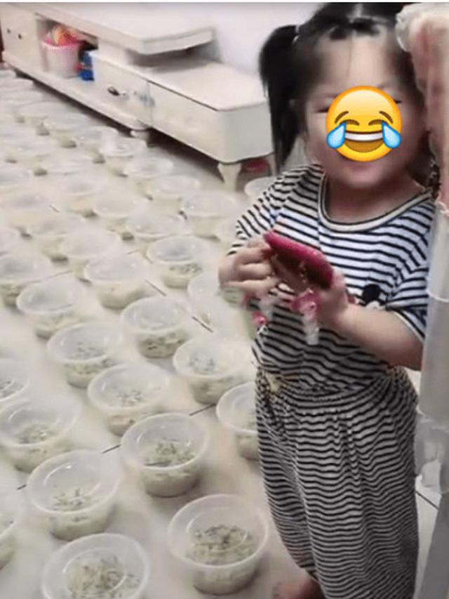 Dibiarkan Main Ponsel, Bocah Ini Tak Sengaja Pesan 100 Mangkuk Mi