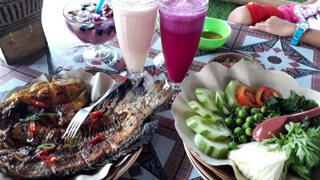 Seporsi lengkap makanan untuk empat orang harganya berkisar Rp 150 ribu ke bawah. (Foto: Liputan6.com/Muhamad Ridlo)