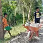 Anak dari Desa Basmuti, Kecamatan Kuanfatu, Kabupaten Timor Tengah Selatan, Nusa Tenggara Timur (NTT) usai pulang mengambil air bersih dari kran dekat rumah. (Foto: Liputan6com/Benedikta Desideria)