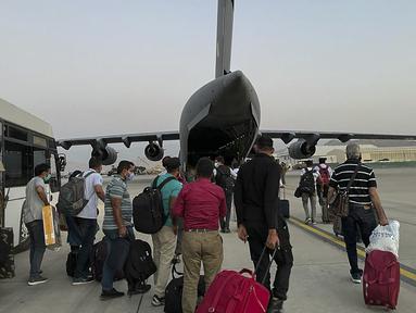 Warga negara India bersiap untuk menaiki pesawat militer India untuk dievakuasi setelah pengambilalihan Afghanistan oleh pejuang Taliban di bandara di Kabul (17/8/2021).  India mengevakuasi lebih dari 170 warganya dari Kabul pada Selasa, termasuk Duta Besar India untuk Afghanistan. (AFP Photo)