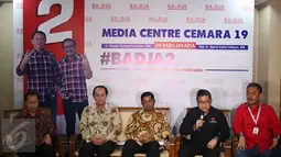 Sekjen PDI Perjuangan Hasto Kristiyanto (kedua kanan) memberikan keterangan kepada wartawan di Media Centre Badja, Jakarta, Selasa (18/4). Dalam keterangannya tim pemenangan Ahok-Djarot meminta semua pihak untuk bersikap netral. (Liputan6.com/Johan Tallo)