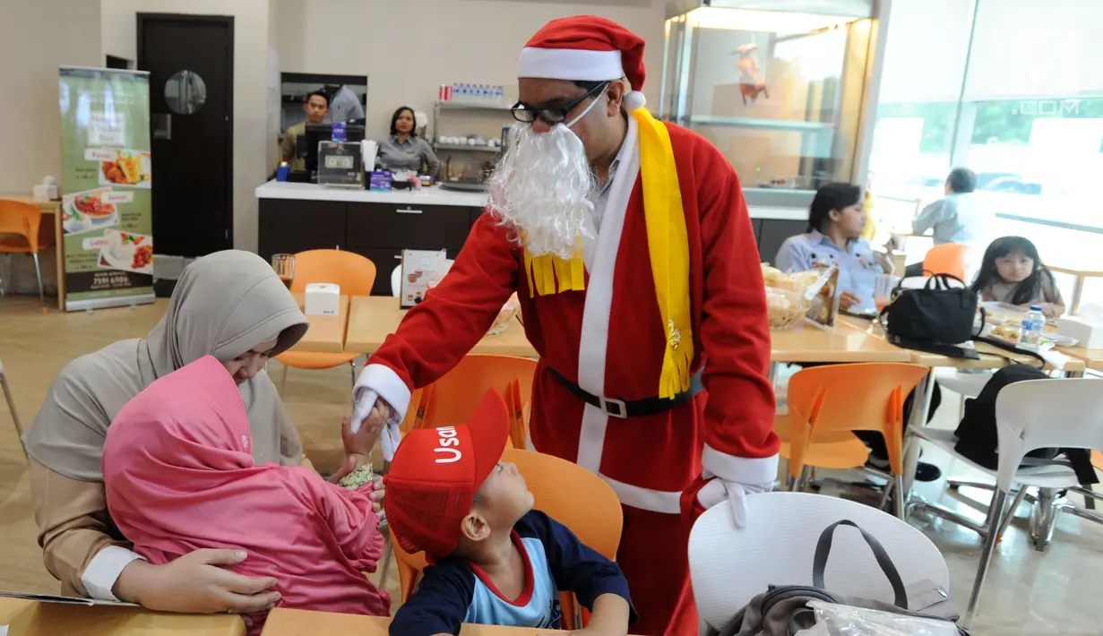 Santa Claus membagikan bingkisan Natal kepada pasien anak yang dirawat di RS Siloam, TB Simatupang, Jakarta, Kamis (21/12). Kegiatan ini dalam rangka menyambut perayaan Hari Natal 2017. (Liputan6.com/Joan)