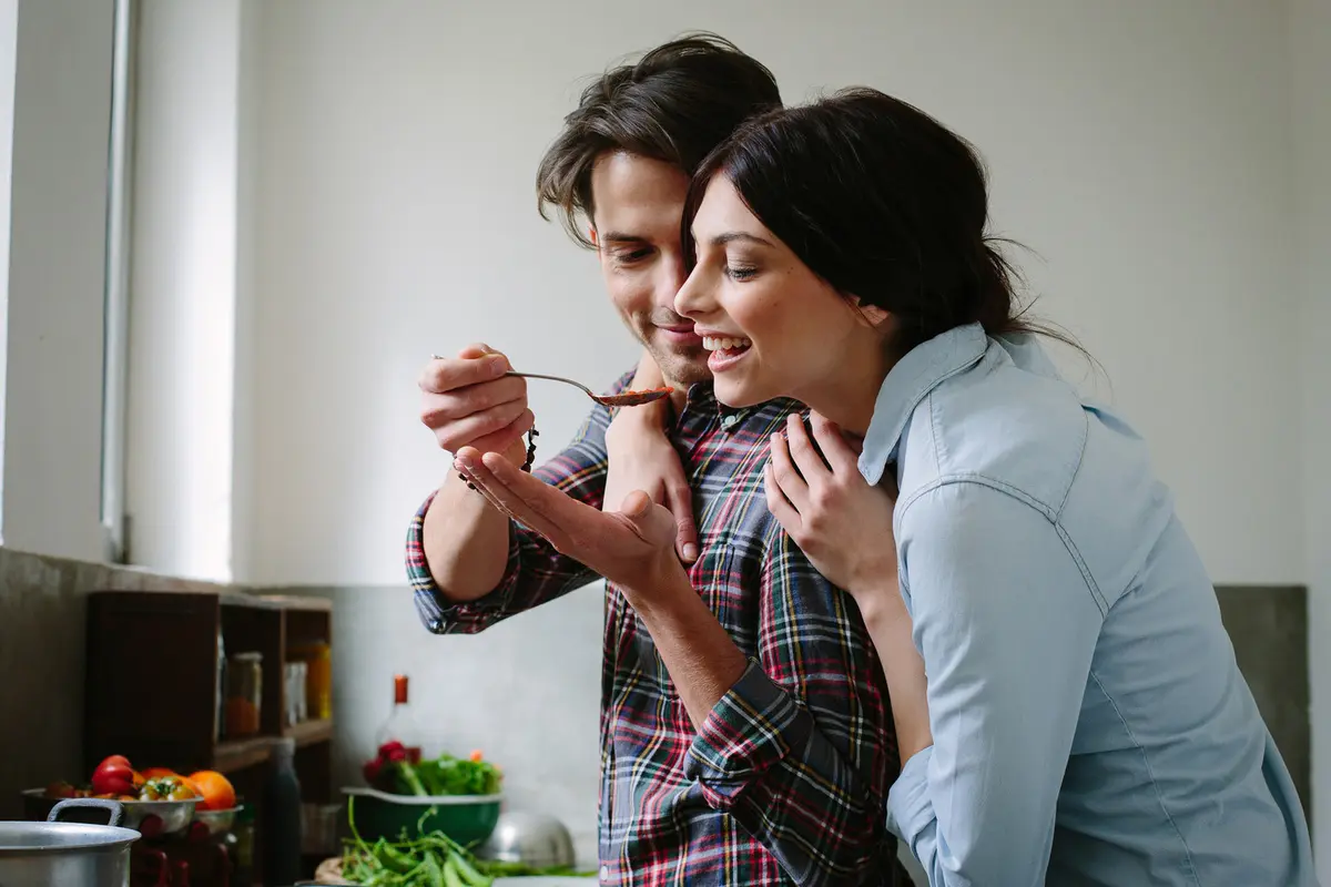 Sering-sering Masak Bareng Kalau Mau Hubunganmu Langgeng