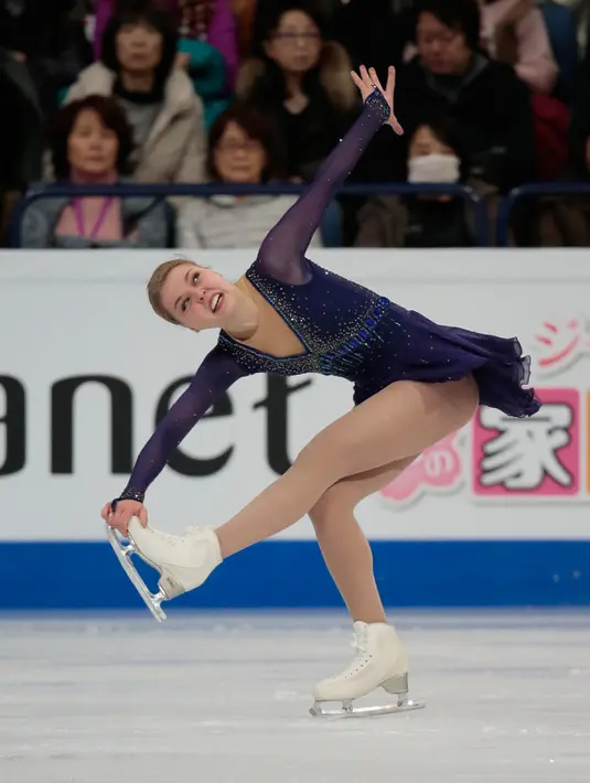Nicole Rajicova dari Slovakia menunjukkan kemampuannya di atas seluncur es dalam ISU World Figure Skating Championships 2017  di Helsinki, Finlandia, (31/3). (AP Photo / Ivan Sekretarev)