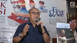 Penyanyi Ebiet G. Ade memberi ketrangan saat jumpa pers pagelaran musik puisi Ebiet G. Ade di kawasan Sudirman, Jakarta, Selasa (29/08). Pagelaran musik puisi Ebiet G. Ade bertema "Renungan Cinta untuk Indonesia". (Liputan6.com/Herman Zakharia)