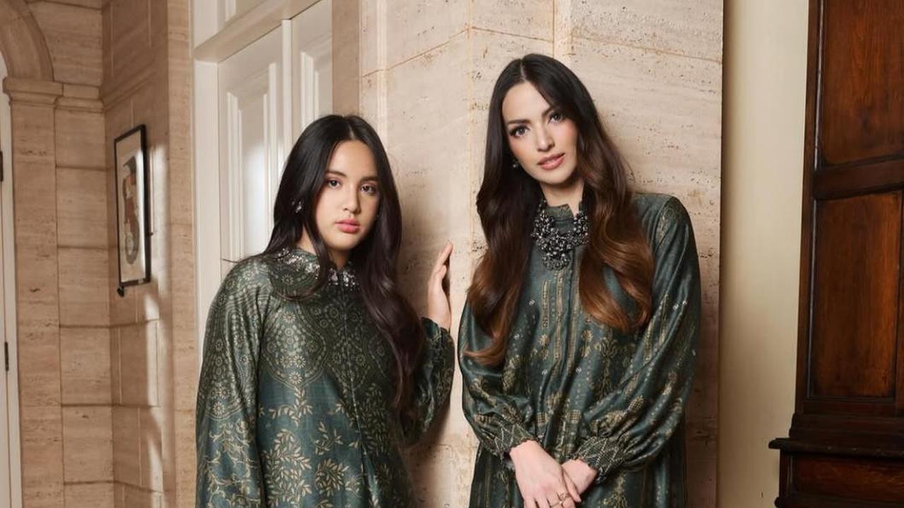 7 Potret Nia Ramadhani dan Mikhayla yang Selalu Kompak dengan Outfit Couple yang Cantik