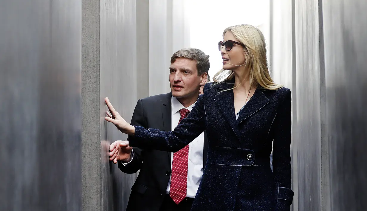 Putri dan penasihat Presiden AS Donald Trump, Ivanka Trump memegang bangunan saat mengunjungi Memorial to the Murdered Jews of Europe di Berlin, Jerman (25/4). (AP/Micheal Sohn/Pool)