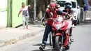 Penjarah membawa sepeda motor yang baru saja mereka jarah dari sebuah toko di Managua, Nikaragua, Minggu (22/4). Puluhan toko di Ibu Kota telah dijarah dalam protes antipemerintah di Nikaragua. (AP Photo/Alfredo Zuniga)