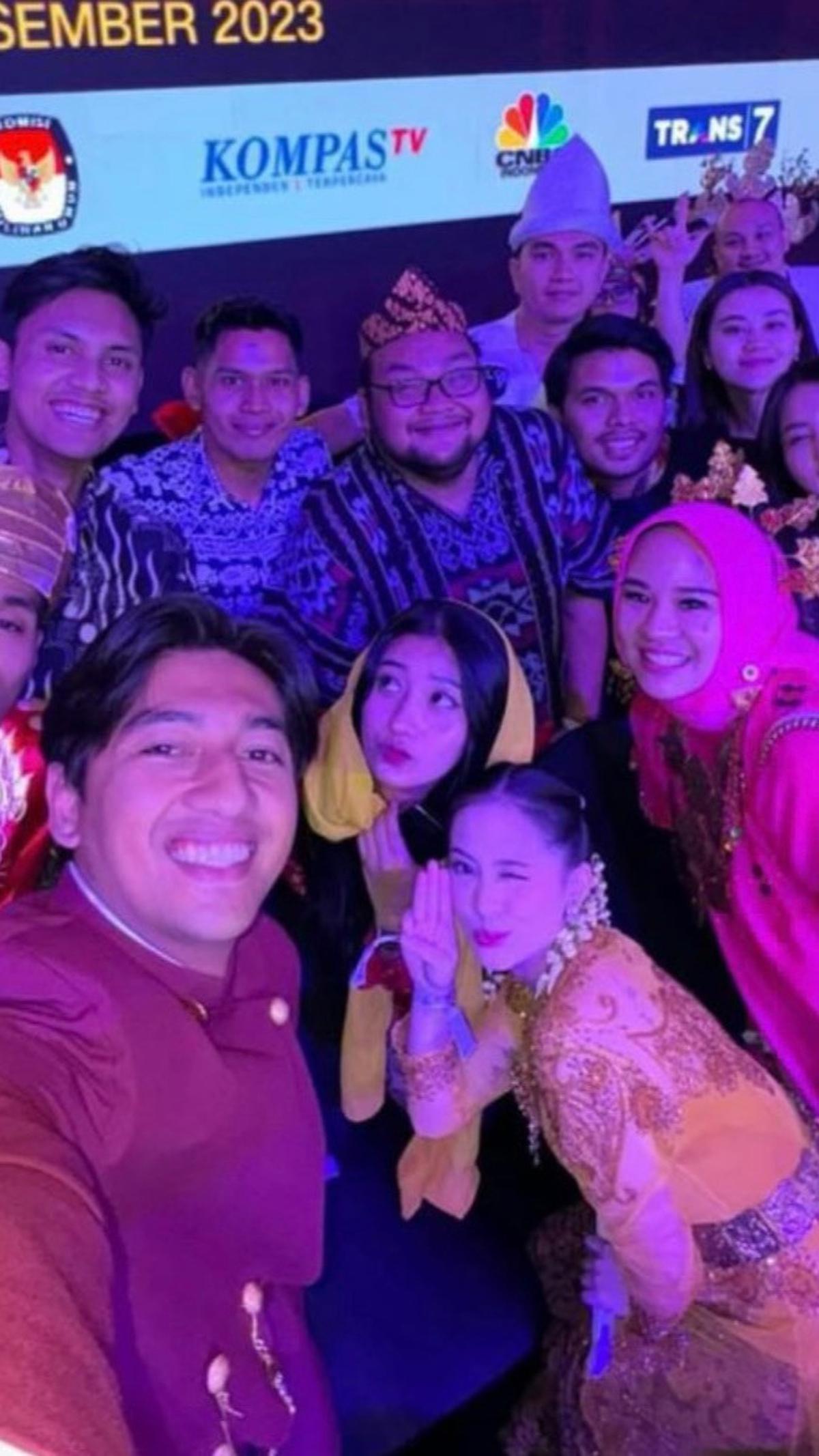 Thariq Halilintar, Aaliyah, Hariz Firza juga terlihat hadir di acara debat Cawapres. Mereka tampak kompak memakai baju adat.&nbsp;