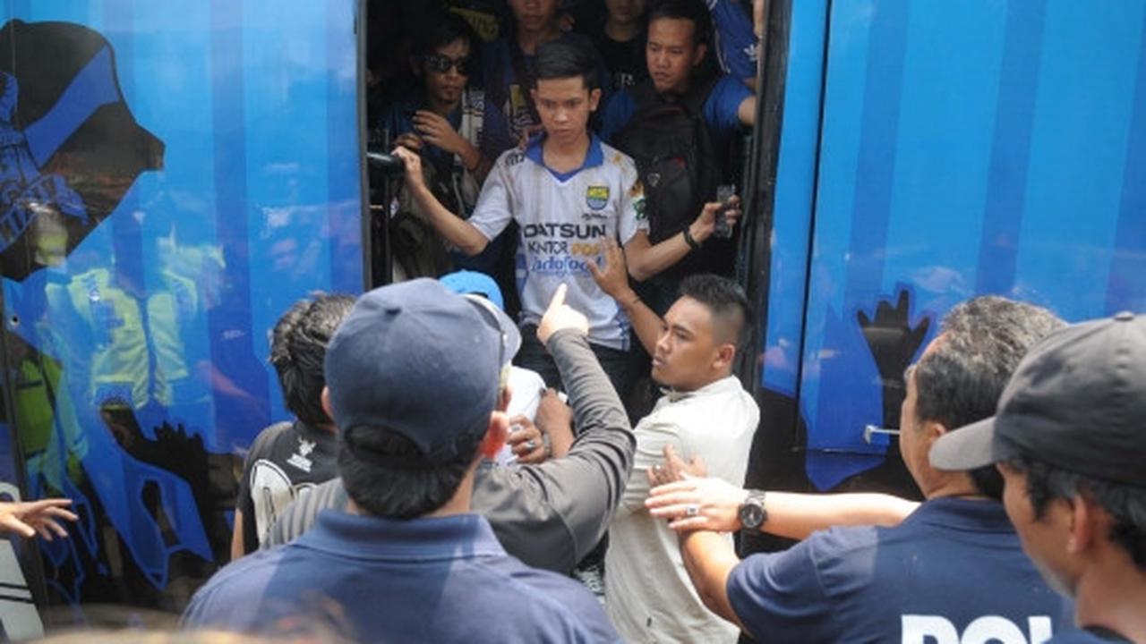 Rombongan Bobotoh tiba di Polda Metro Jaya