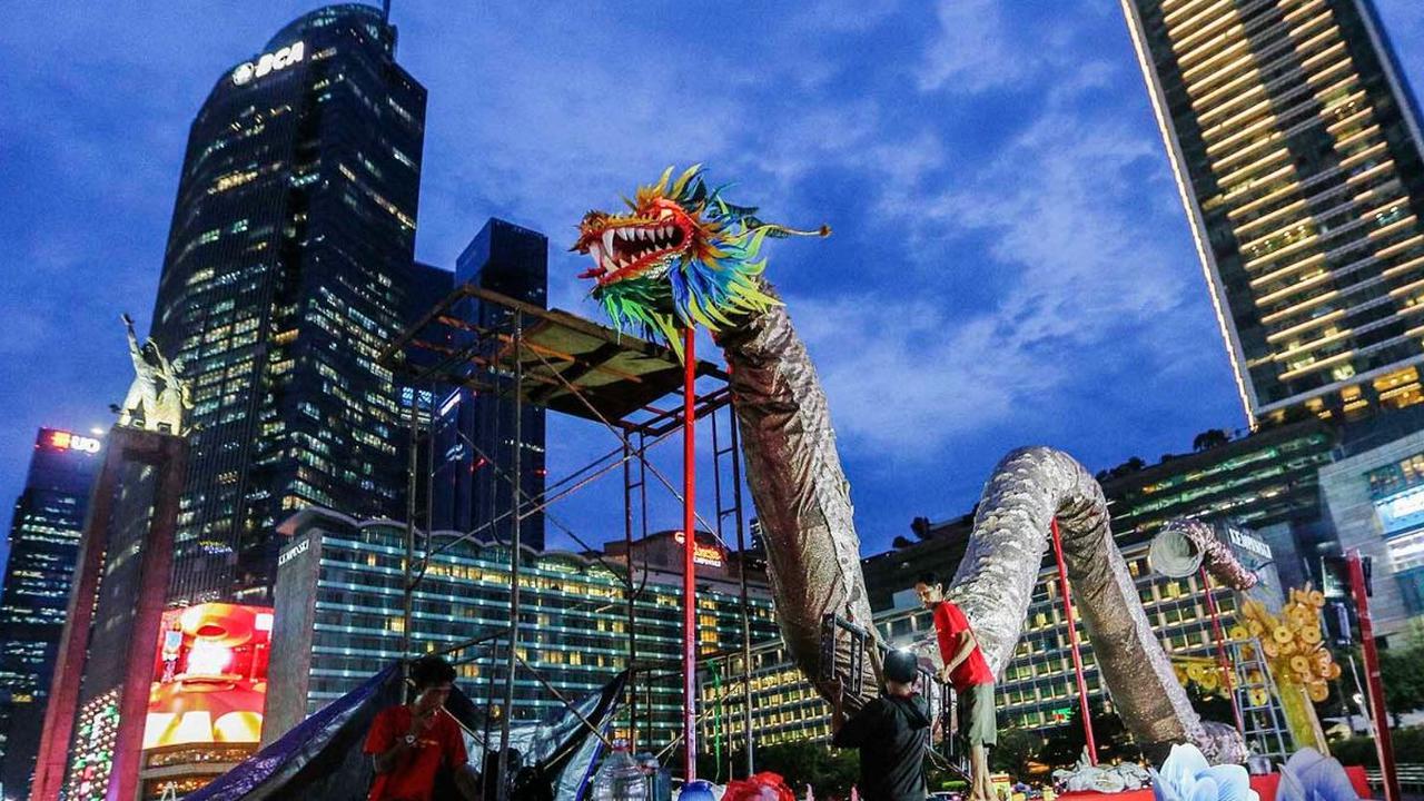 Pekerja memasang dekorasi liong atau naga raksasa di Bundaran HI, Jakarta, Selasa (6/2/2024). Dekorasi yang dipasang&nbsp;Suku Dinas Pertamanan dan Kehutanan DKI ini untuk menyemarakkan Tahun Baru Imlek 2575. Foto: Liputan6.com/Angga Yuniar