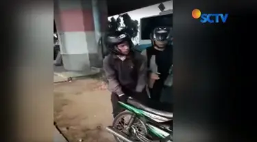 Kedua pengendara menolak dan memaki petugas. Tak cukup sampai di situ, keduanya juga merusak dan mengancam akan membakar sepeda motornya.