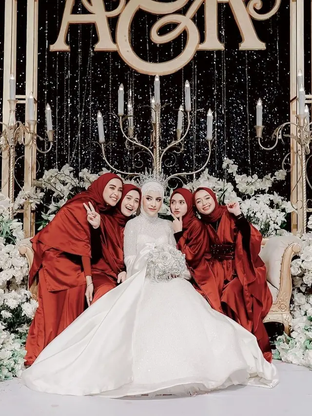 Momen Pernikahan Selebgram Aghnia Punjabi, Mewah dan Glamour