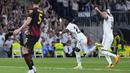 Selebrasi striker Real Madrid, Vinicius Junior (tengah) setelah mencetak gol ke gawang Manchester City pada leg pertama babak semifinal Liga Champions 2022/2023 di Santiago Bernabeu Stadium, Madrid (9/5/2023). Terbaru, Vinicius Junior menyumbang satu gol Real Madrid ke gawang Manchester City (9/5/2023) dalam laga yang berakhir 1-1 di leg pertama babak semifinal Liga Champions 2022/2023. (AP Photo/Manu Fernandez)