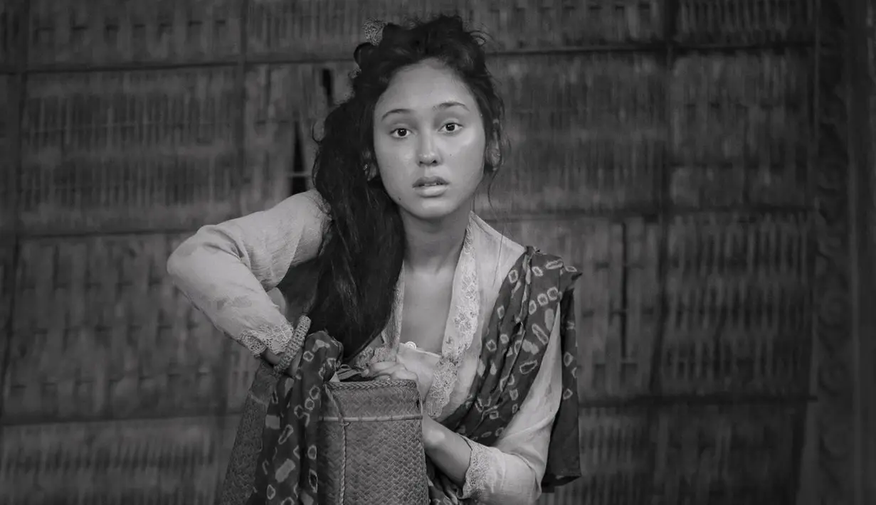 Jalani pemotretan bertema vintage, sosok Yasmin Napper tampil mencuri perhatian. Terliaht sebagai masyarakat zaman dahulu, sosoknya dengan rambut yang agak kusut dan kebaya ini menuai banyak sorotan netizen. Ditambah dengan hasil foto hitam putih ini semakin menegaskan kesan jadul dalam pemotretannya. (Liputan6.com/IG/@yasminnapper)