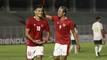 Penyerang Timnas Indonesia, M Rafli (kiri) melakukan selebrasi bersama Kushedya Hari Yudo usai menjebol gawang Tira Persikabo. (Foto: Bola.com/M. Iqbal Ichsan)