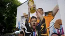 <p>Seniman Maxi Bagnasco melukis mural yang menggambarkan kapten dan penyerang Argentina Lionel Messi mengangkat Trofi Piala Dunia 2022 di samping rekan satu timnya setelah memenangkan turnamen Piala Dunia Qatar 2022 di Buenos Aires pada 22 Desember 2022. (AP Photo/Natacha Pisarenko)</p>