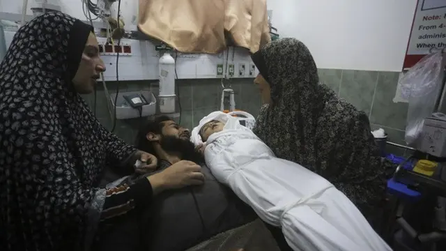 Orang tua Amira dan Ahmed selamat – ibu mereka, Malak, dengan luka bakar dan memar di wajahnya, ayah mereka, Mahmoud, menderita patah tulang panggul.
