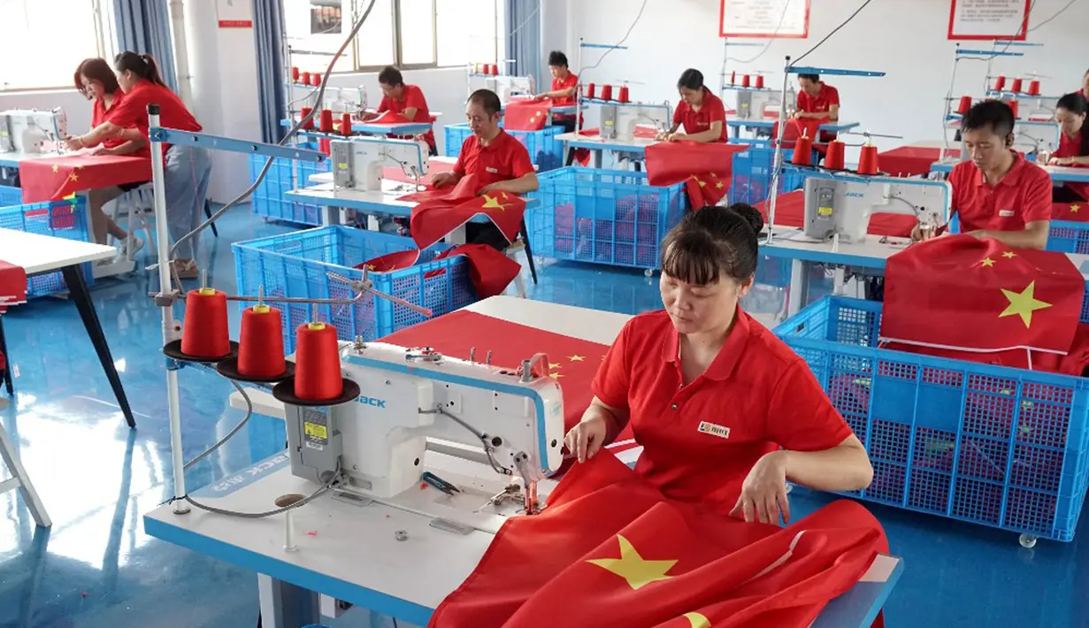 Para pekerja membuat bendera nasional di sebuah pabrik menjelang Hari Nasional di Wuyi, Provinsi Zhejiang, China, 28 September 2021. Hari Nasional adalah sebuah hari libur nasional di China untuk merayakan hari kebangsaan mereka dan diperingati pada tanggal 1 Oktober setiap tahun. (STR/AFP)