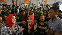 Istri Walikota Bandung Ridwan Kamil, Atalia Praratya (tengah) bertepuk tangan bersama pendukung Persebaya Surabaya di GOR Padjajaran, Bandung, Sabtu (7/1). Tiba di Bandung, ratusan bonek berkumpul di GOR Padjajaran. (Liputan6.com/Helmi Fithriansyah)