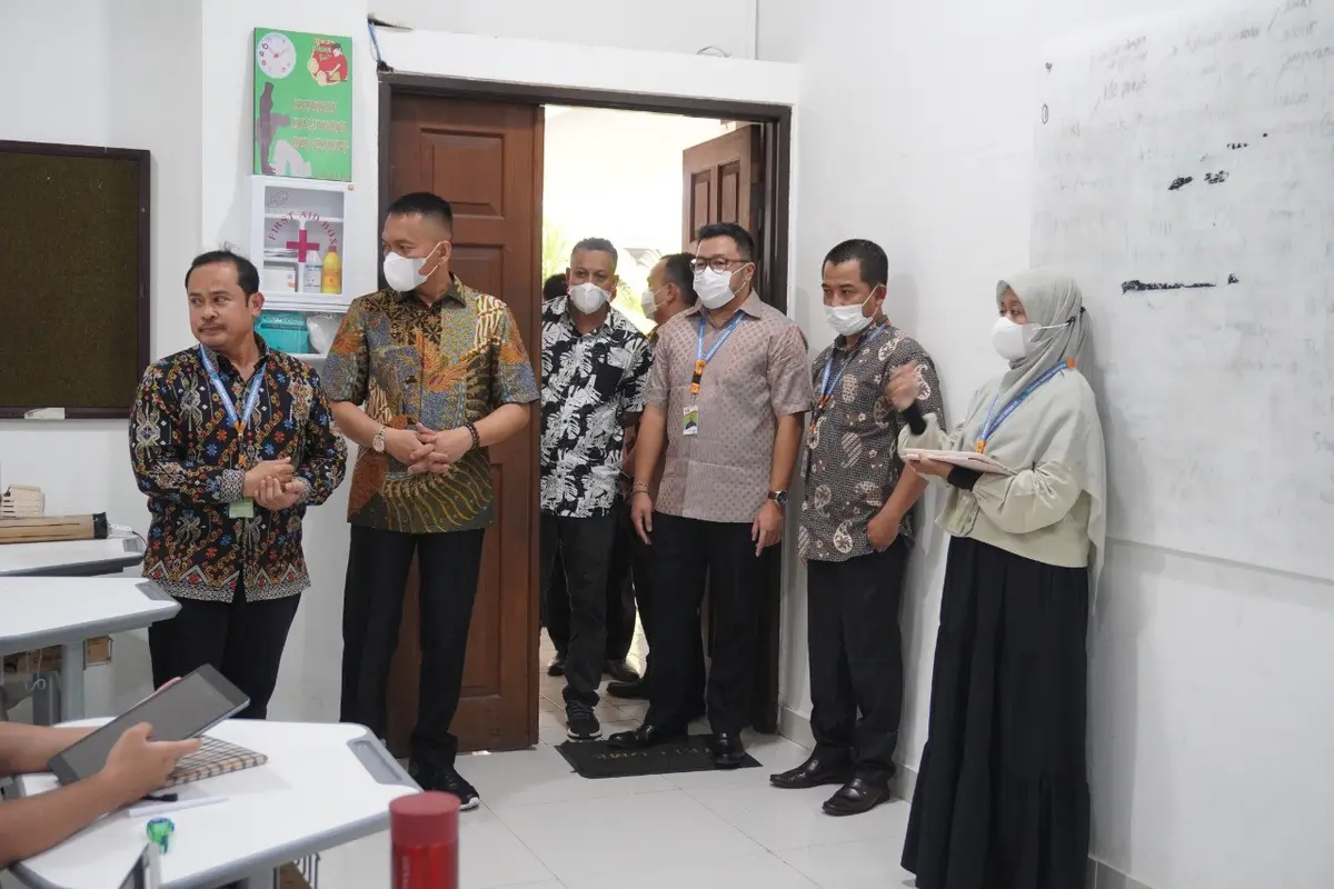 Perwakilan Pemkot Palopo yang dipimpin Kepala BKPSDM Kota Palopo Farid Kasim Judas mendatangi Sekolah Al Azhar Kelapa Gading Jakarta. (Istimewa)