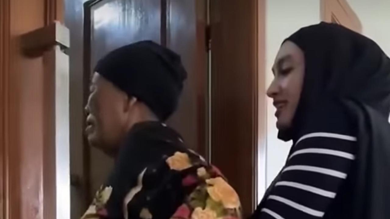 Dikabarkan Putus, Potret Santyka Fauziah Sambangi Kediaman Sule di Cimahi - Interaksi dengan Calon Mertua Disorot