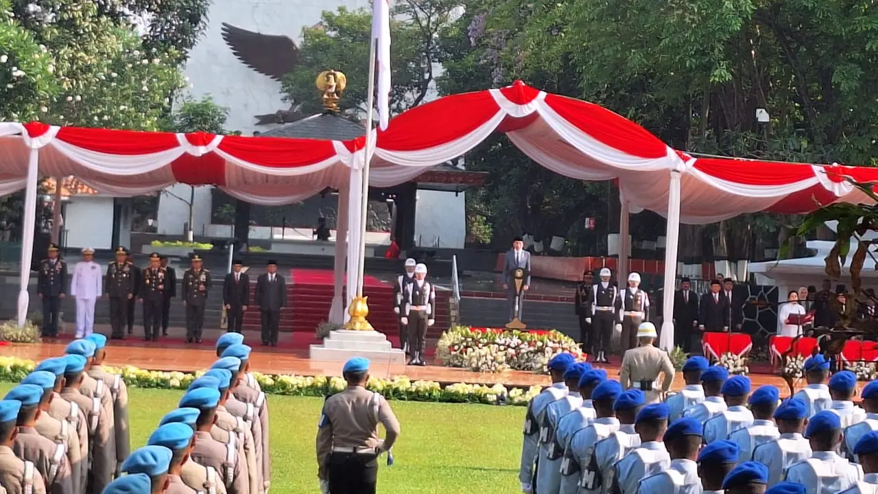 Presiden Joko Widodo (Jokowi) bertindak sebagai inspektur upacara dalam peringatan Hari Kesaktian Pancasila yang digelar di Monumen Kesaktian Pancasila, Kompleks Lubang Buaya, Jakarta Timur, pada Selasa (1/10/2024).