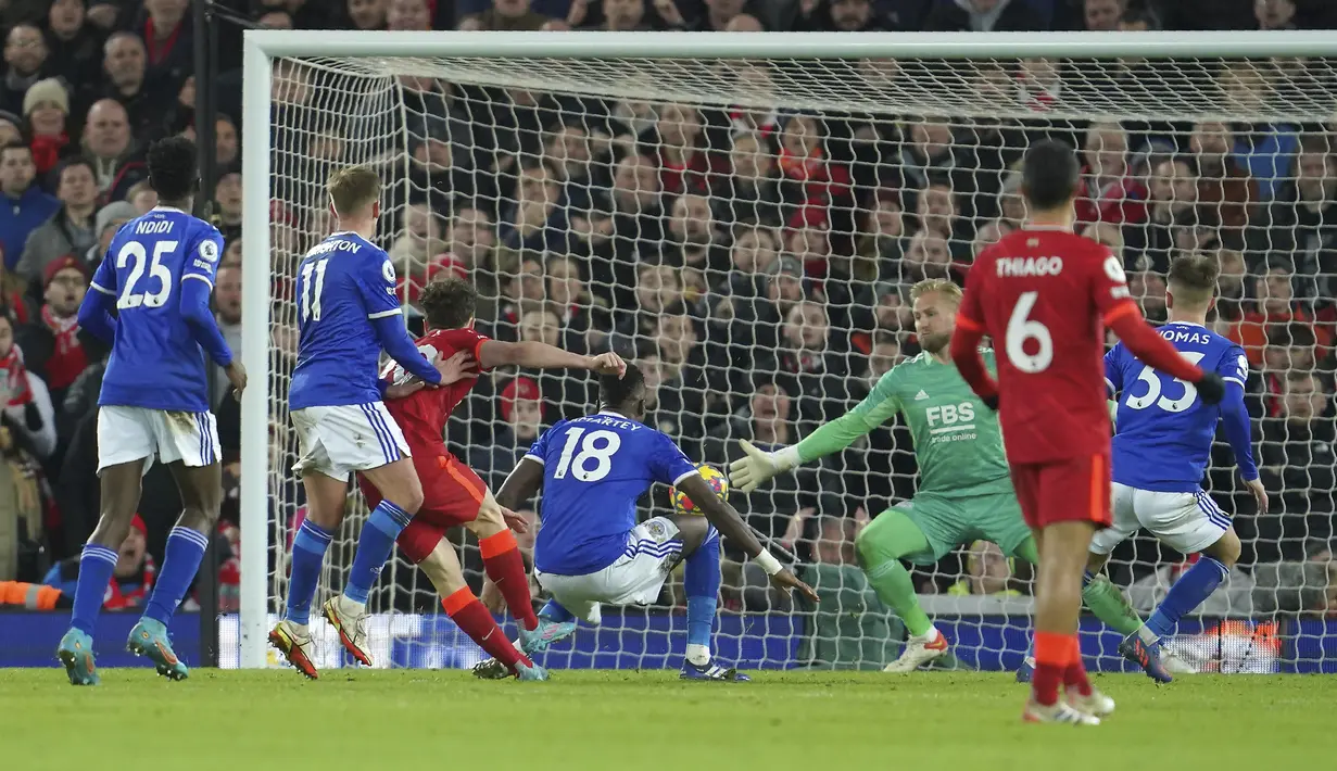 Penyerang Liverpool, Diogo Jota (ketiga kiri) mencetak gol kedua timnya ke gawang Leicester City selama pertandingan lanjutan Liga Inggris di stadion Anfield di Liverpool, Inggris, Jumat (11/2/2022).  The Reds kini mengoleksi poin 5. (AP Photo/Jon Super)