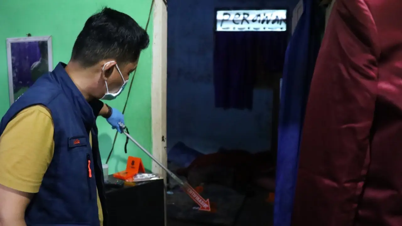 Seorang waria ditemukan tewas dengan 78 luka tusuk serta sayatan di sekujur tubuh di dalam sebuah salon miliknya di Pesawaran, Lampung.