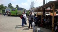Sejumlah penumpang menunggu bus antar lintas antar provinsi di Terminal Lebak Bulus. (Liputan6.com/Nafiysul Qadar)