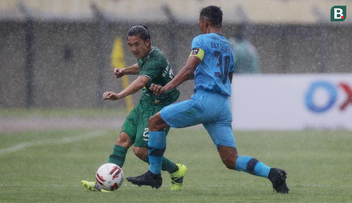 Pemain PSS Sleman, Kim Jeffrey Kurniawan (kiri) berusaha melewati pemain Persela Lamongan, Eky Taufik dalam laga matchday ke-2 Grup C Piala Menpora 2021 di Stadion Si Jalak Harupat, Bandung, Minggu (28/3/2021). (Bola.com/M Iqbal Ichsan)