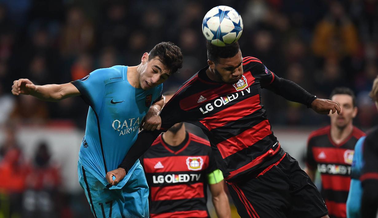 Pemain Bayer Leverkusen, Jonathan Glao Tah berduel udara dengan pemain Barcelona, Munir El Haddadi (kiri)  pada leg kedua grup E Liga Champions di Stadion Bay Arena, Laverkusen, Jerman, Kamis (10/12/2015) dini hari WIB.  (AFP Photo/Patrik Stollarz)