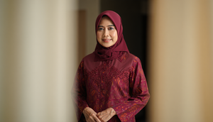Gamis Batik Brokat Warna Maroon untuk Ibu 50 Tahun (Foto: Reve Art AI)