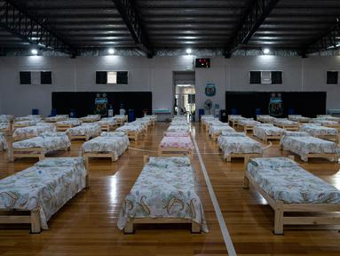 Tempat tidur untuk pasien terinfeksi virus corona Covid-19 diletakkan di gimnasium tempat berlatih timnas futsal Asosiasi Sepakbola Argentina (AFA) di pinggiran Buenos Aires, Senin (13/4/2020). Sekitar 120 tempat tidur tersedia di markas timnas futsal AFA untuk merawat pasien. (AP/Victor R. Caivano)