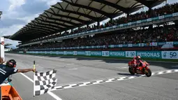 Francesco Bagnaia tampil tercepat menyentuh garis finis MotoGP Malaysia 2024 dengan catatan waktu 38 menit 4,563 detik. (MOHD RASFAN/AFP)