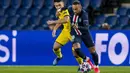 Striker Paris Saint-Germain, Neymar, berebut bola dengan pemain Borussia Dortmund pada leg 16 besar Liga Champions di Parc des Princes, Prancis, Kamis (12/3) dini hari WIB. PSG menang 2-0 atas Dortmund. (AFP/GETTY/UEFA/Alexandre Simoes)