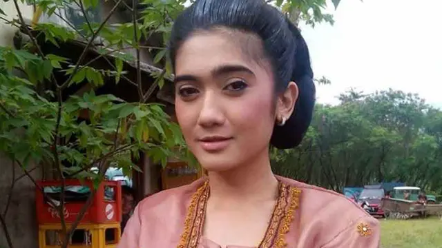 Aksinya Tampil di TV Disebut Aneh, Ini 5 Kontroversi Revi Mariska yang Jadi Sorotan