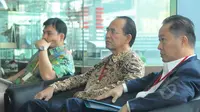 Mantan Menag Suryadharma Ali atau SDA (tengah) berada di ruang tunggu Gedung KPK, Jakarta, Jumat (10/4/2015). SDA akan diperiksa sebagai tersangka kasus dugaan korupsi penyelenggaraan haji di Kementerian Agama 2012-2013. (Liputan6.com/Herman Zakharia) 
