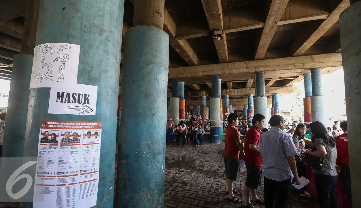 Suasana saat warga saat melakukan pemilihan Pilkada DKI Jakarta di TPS 21 di bawah kolong jembatan tol akses Bandara, Petak Asem, Jakarta, Rabu (15/2). (Liputan6.com/Faizal Fanani)