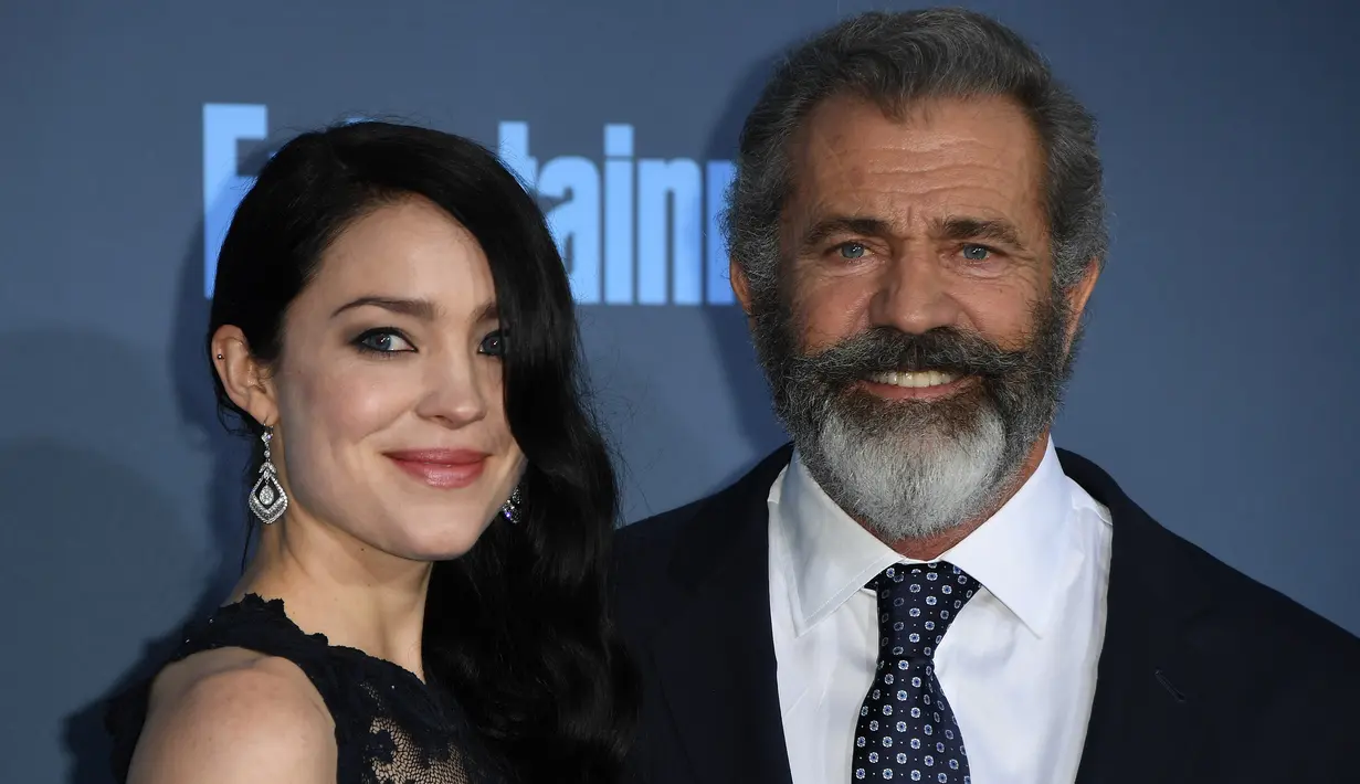 Aktor kawakan Mel Gibson menggandeng pacar mudanya, Rosalind Ross di atas karpet merah Critic's Choice Awards 2016 di California, Minggu (11/12). Pasangan beda usia 35 tahun itu tampak begitu intim dan sempurna ketika bersanding. (Mark RALSTON/AFP)
