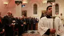 Presiden Palestina Mahmoud Abbas saat menghadiri misa Natal di Gereja Santa Katarina yang terhubung ke Gereja Nativity, di kota Bethlehem di Tepi Barat, (25/12). (AFP Photo/Musa Shaer Poll)