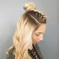 Simak gaya rambut yang bisa Anda tiru ketika terlambat bangun (instagram/thedrybar)