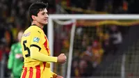 Bek asal Uzbekistan #25, Abdukodir Khusanov, bereaksi selama pertandingan babak 64 besar Piala Prancis antara Lens dan Paris Saint-Germain, di Stadion Bollaert-Delelis di Lens, Prancis utara, pada 22 Desember 2024. (FRANCOIS NASCIMBENI/AFP)